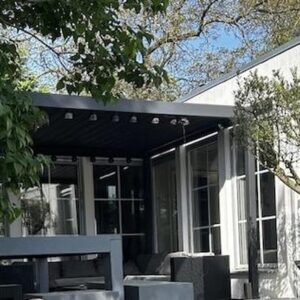 Elegantes Haus im Bungalow-Stil mit großem Grundstück, Nebengelass und Pool in Altglienicke