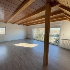 Tolle, große Dachgeschosswohnung, erster Monat mietfrei