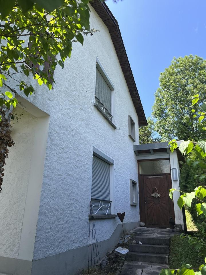 Attraktives 9-Zimmer-Ein - Zweifamilienhaus in Eningen mit unverbaubaren Blick auf die Alb – Bild 2