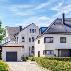 Lichtdurchflutete Luxus-4-Zimmer-Altbauwohnung mit 2-Bergblick-Balkonen (möbliert oder unmöbliert)