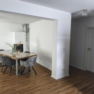 Lichtdurchflutete Wohnung mit Garage, Kamin und eigenem Garten im freistehendem Haus