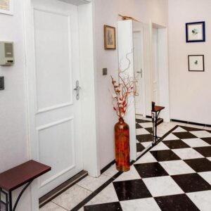 Helle 2-Zimmer-Wohnung mit Balkon, Gartenblick & Garagenstellplatz in Schmargendorf