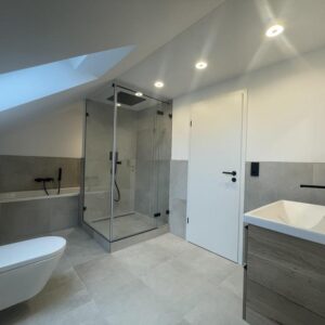 Hochwertige, energetisch sanierte 4-Zimmer-DG-Wohnung mit Balkon und 2 Stellplätzen