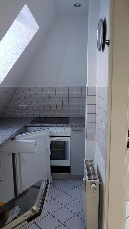 1 ZKB + Balkon in Zwickau-Auerbach, Dachgeschoss-Wohnung mit EBK – Bild 11