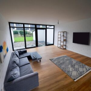 Neuwertiges Reihenmittelhaus mit PV-Anlage, Fußbodenheizung, neuem Dach, eigenem Garten & Garage