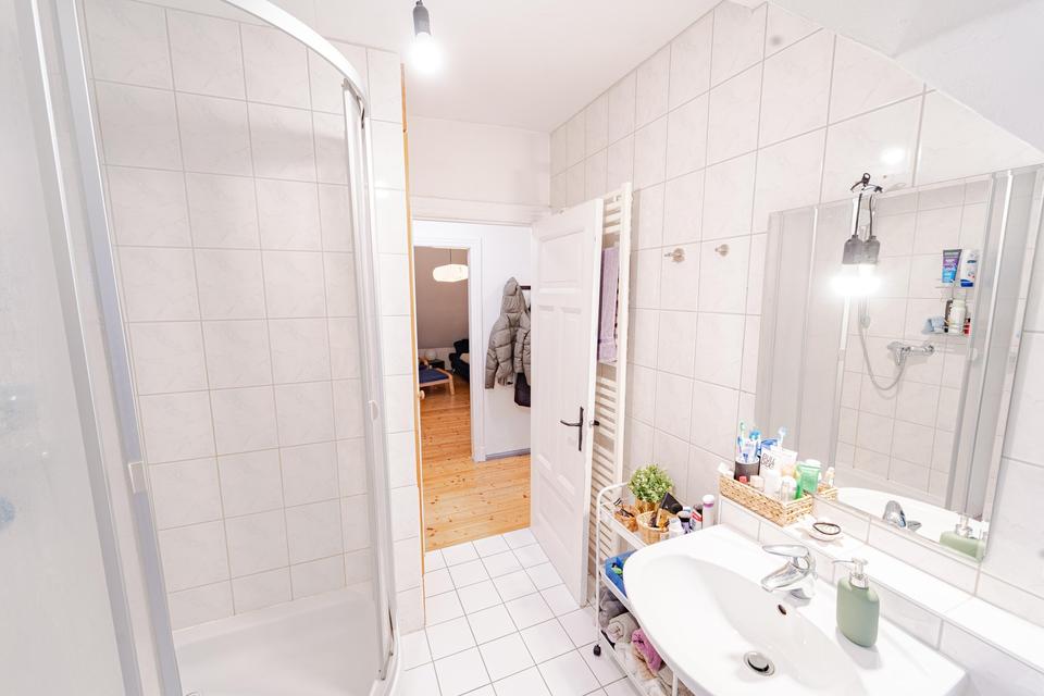 Boho-Refugium, renoviert und mit neuer EBK – Dachgeschosswohnung im hanseatischen Stil – Bild 4