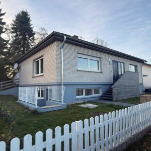 Freistehendes Einfamilienhaus mit Einliegerwohnung und großen Garten