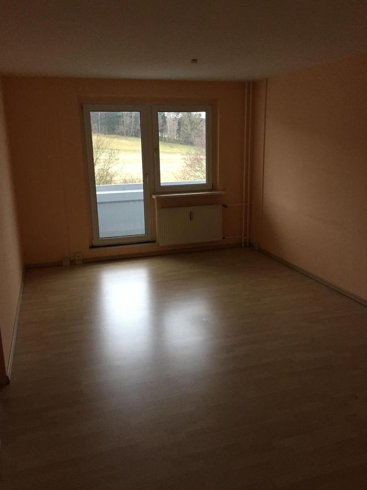3-Raum-Wohnung mit Balkon und Einbauküche in Lößnitz – Bild 2