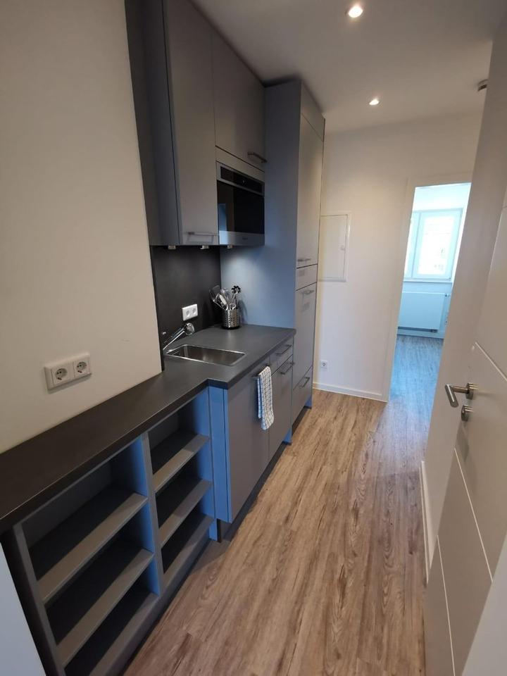 Wohnen über den Dächern von Düsseldorf - vollmöblierte und modernisierte 2-Zimmer Wohnung – Bild 8