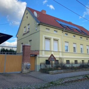 Herrschaftliches Wohnhaus mit landwirtschaftlichen Gebäuden