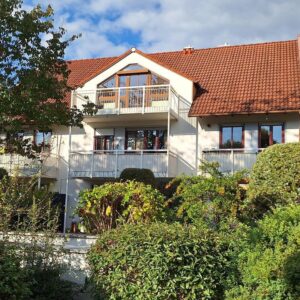 Helle 3-Zimmer Dachgeschosswohnung mit Süd-Balkon und Blick ins Grüne