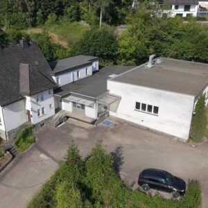 Wohnen & Arbeiten: EFH mit 760 m² Hallenfläche auf großem Grundstück in Sundern