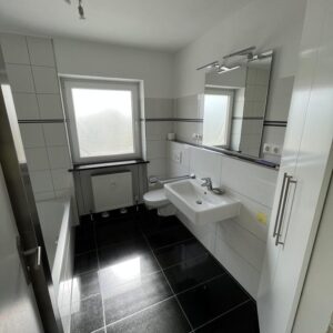 Lichtdurchflutete, großzügige 3,5 Zimmer-Whg. mit Küche u. Balkon in der Mozartstraße in Erlg.