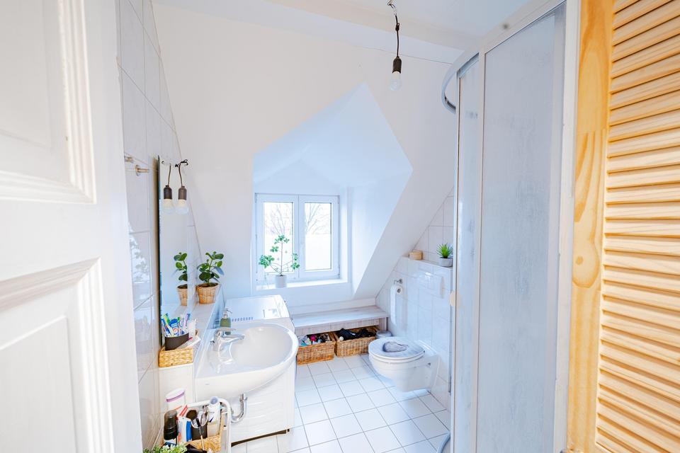 Boho-Refugium, renoviert und mit neuer EBK – Dachgeschosswohnung im hanseatischen Stil – Bild 3