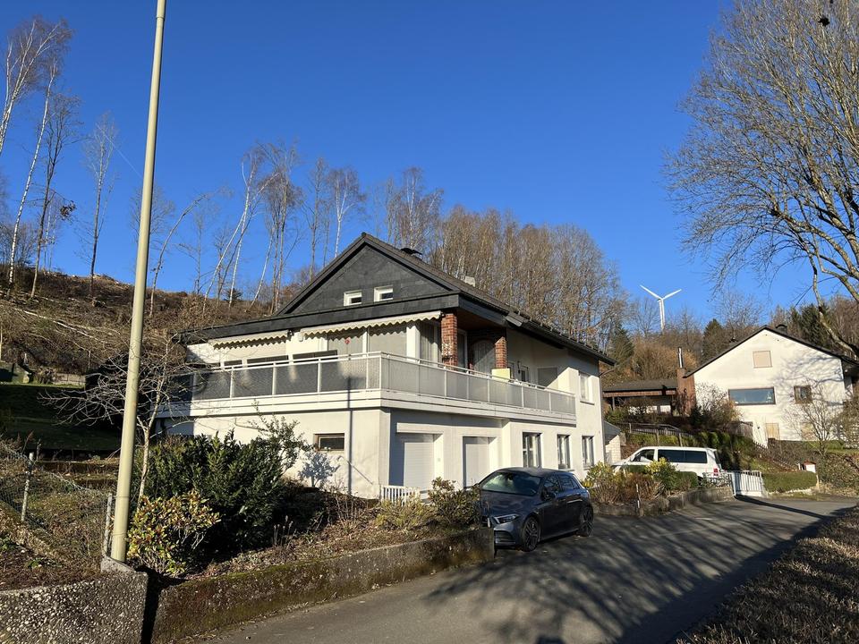Modernisiertes Zweifamilienhaus im Grünen
