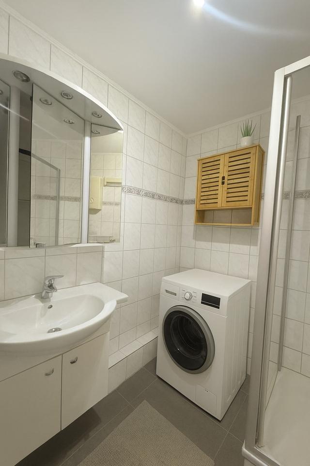 Moderne und große 4 Zimmer-Wohnung zu vermieten – Bild 17