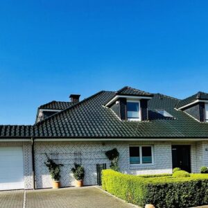 Walmdach-Bungalow m Einliegerwhg am Golfplatz