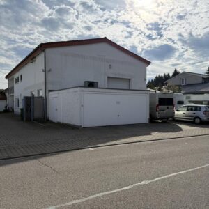 Großes Einfamilienhaus mit Halle am Rand des Gewerbegebietes