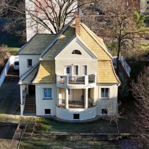 Freistehende Villa mit Terrasse, Balkon und großem Grundstück in zentraler Lage
