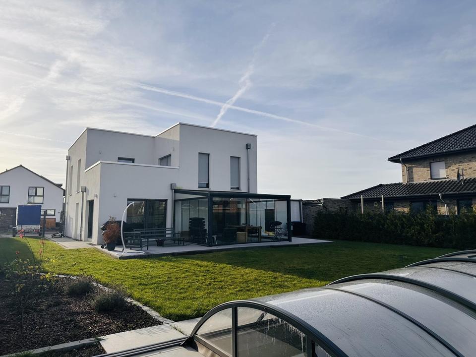 Provisionsfreie Moderne Stadtvilla mit Pool, Wintergarten und Doppelgarage – Bild 2