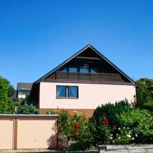 Gepflegtes Einfamilienhaus mit Doppelgarage auf sonnigem Grundstück