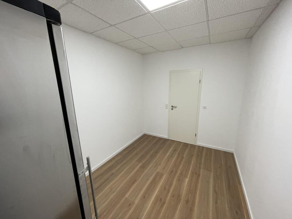 Büroflächen ab 15m², einzelne Büors anmieten o.ganze Etage+Teeküche +Internet (+Stellplätze+Lager) – Bild 17