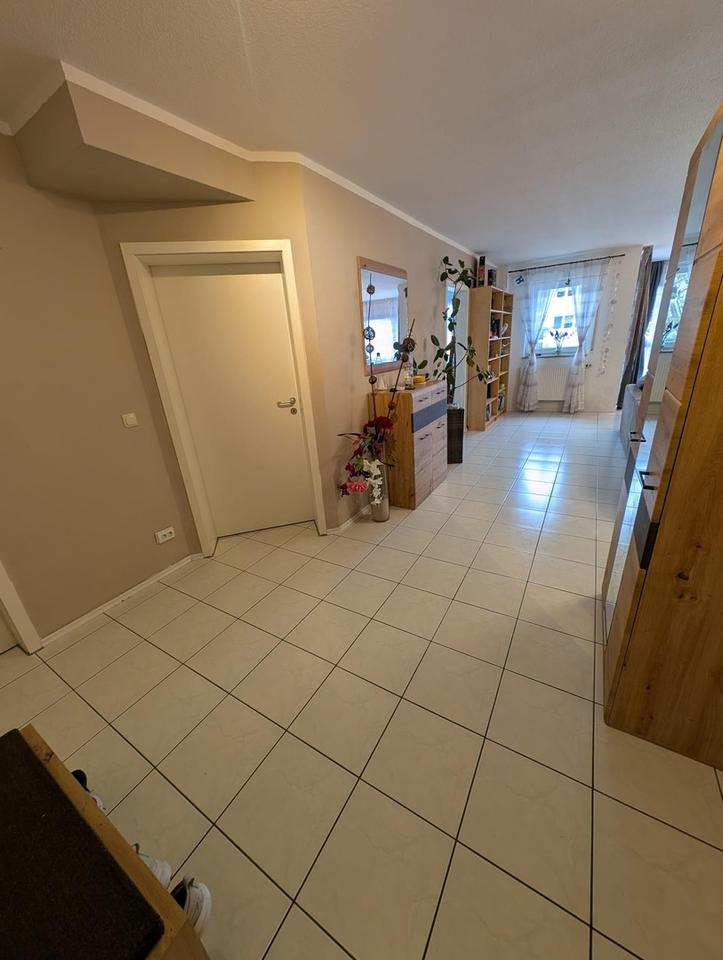 Schöne, lichtdurchflutete 4-Zimmerwohnung mit Balkon und Tiefgaragenstellplatz in Wolkersdorf – Bild 2