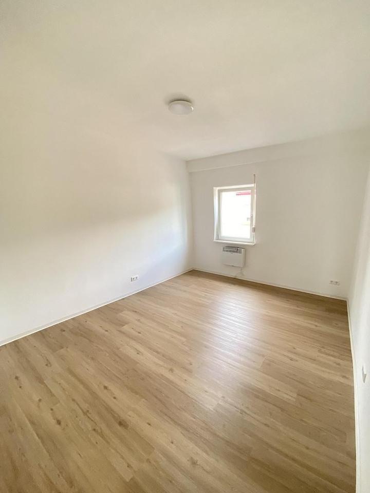 Zentral & Grüne Aussicht: Kernsanierte 3-Zimmer-Wohnung mit Einbauküche & Garten