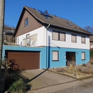Freistehendes Einfamilienhaus, mit Doppelgarage, sehr großer Nutzfläche und Garten mit Hochbeet.
