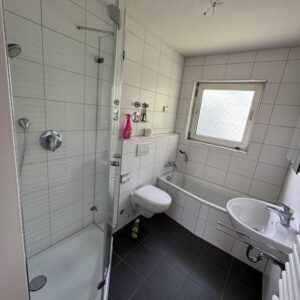 3ZKB frisch gestrichen, Balkon, Garage, in gepflegtem Mehrfamilienhaus