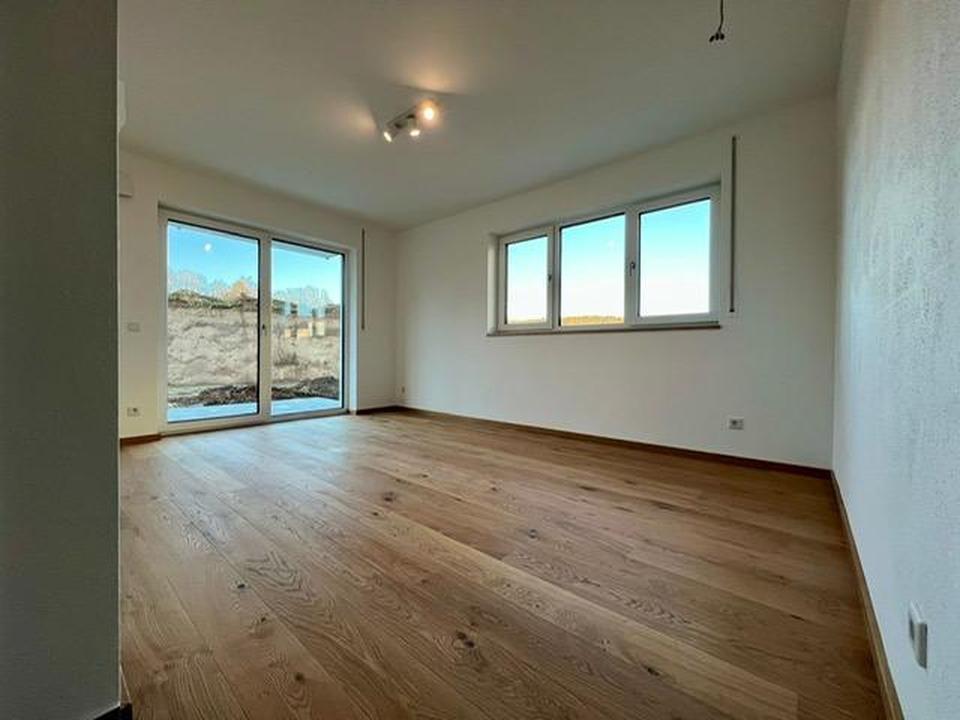 Wunderschöner Neubau 2 ZW EBK TG-Stellplatz Terrasse barrierefrei! – Bild 3