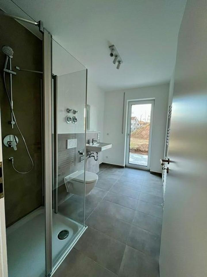 Wunderschöner Neubau 2 ZW EBK TG-Stellplatz Terrasse barrierefrei! – Bild 2