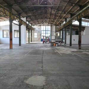 Vielseitige Gewerbeimmobilie mit großzügiger Hallenfläche und Bürotrakt zu vermieten