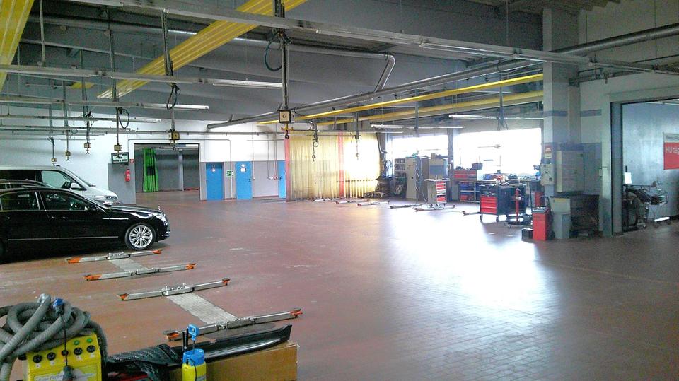 Autohaus - Showroom Werkstatt Waschstraße Aufbereitung Büro – Bild 5