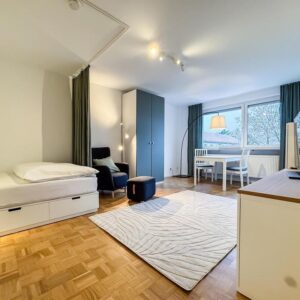 Mit sonnigem Balkon: Möbliertes Zimmer in großzügiger 2er WG