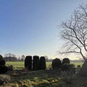 Großzügiges Haus, zentral gelegen, mit freiem Gartenblick