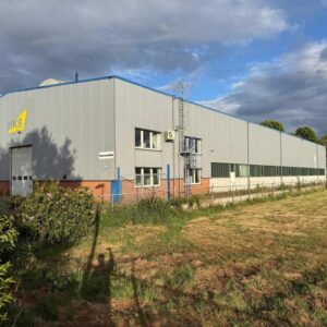 Moderne Industriehalle mit Portalkran, LKW-Rampe und optimaler Anbindung