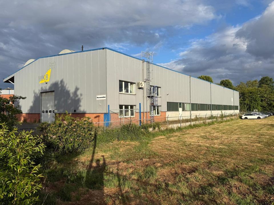 Moderne Industriehalle mit Portalkran, LKW-Rampe und optimaler Anbindung