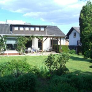 7-Zi.-Wohnhaus mit schönem Garten (1.400 qm) in Marburg-Schröck