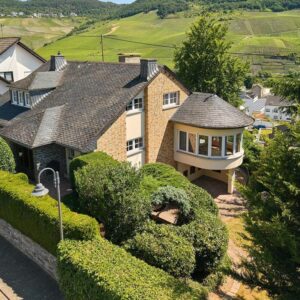 Großzügiges Familienhaus mit ELW, Wintergarten und Doppelgrundstück - Fantastischer Stadtblick