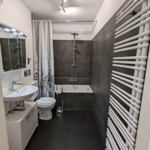 Exklusive 2,5-Zimmerwohnung mit herrlichem Blick ins Grüne mit TG-Stellplatz