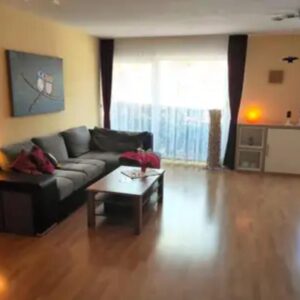 Moderne 2,5-Zimmer-Wohnung mit Einbauküche, Dachterrasse & TG-Stellplatz