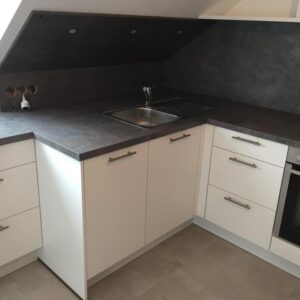 Helle 2-Zimmer DG-Wohnung mit Einbauküche und Balkon