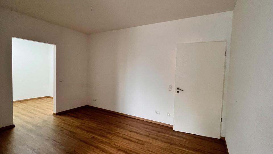 *Zwei Wohnungen u. 5x Stellplätze - Eigennutzer o. Kapitalanleger* – Bild 10