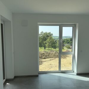 **Lichtdurchflutete Souterrain-Wohnung mit Wohlfühl-Terrasse!**