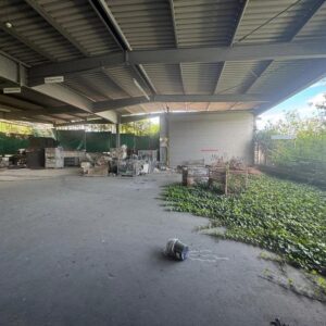 Industriehalle mit überdachter Abstellfläche, teilbar