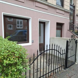 3 Zimmer Wohnen und Arbeiten Erdgeschoß klass. Haus mit überd. Terasse und kl. Garten