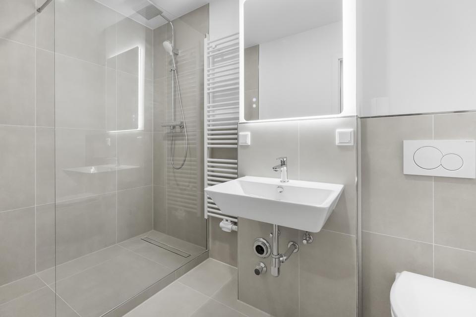 3-Zimmer-Wohnung mit eigenem Garten | kernsaniert | bezugsfertig inkl. Küche – Bild 2