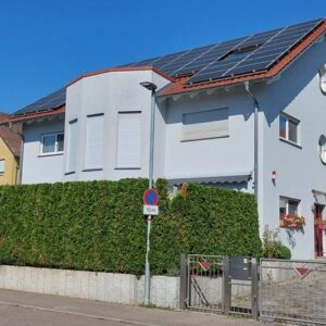 Freistehendes Einfamilienhaus mit Wellnessbereich, Einliegerwohnung und Doppelgarage in Kornwestheim