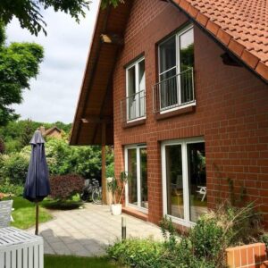 Haus mit moderner Küche, Kamin und bodentiefen Fenstern – sofort bezugsfertig!